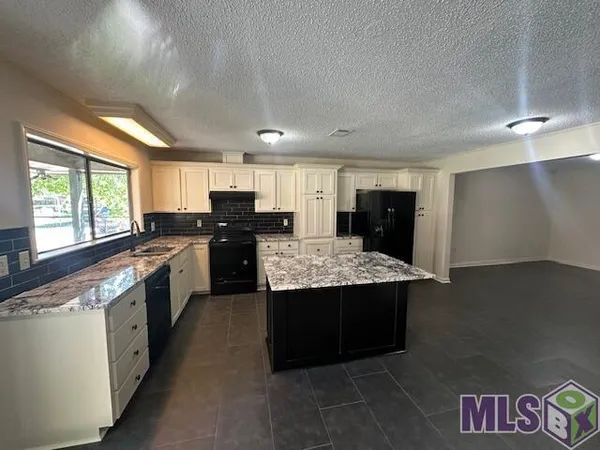 $1,950 | 5017 Parkoaks Drive, Baton Rouge, LA 70816