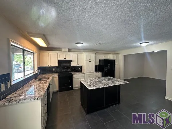 $1,950 | 5017 Parkoaks Drive, Baton Rouge, LA 70816