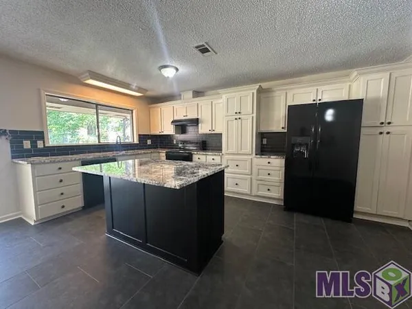 $1,950 | 5017 Parkoaks Drive, Baton Rouge, LA 70816