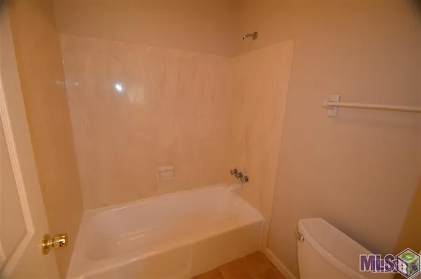 $1,950 | 5017 Parkoaks Drive, Baton Rouge, LA 70816