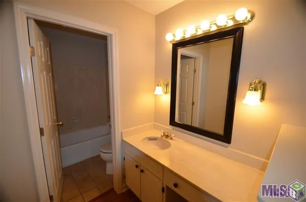 $1,950 | 5017 Parkoaks Drive, Baton Rouge, LA 70816