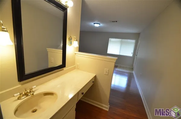 $1,950 | 5017 Parkoaks Drive, Baton Rouge, LA 70816