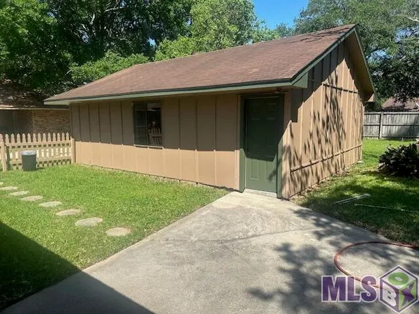 $1,950 | 5017 Parkoaks Drive, Baton Rouge, LA 70816