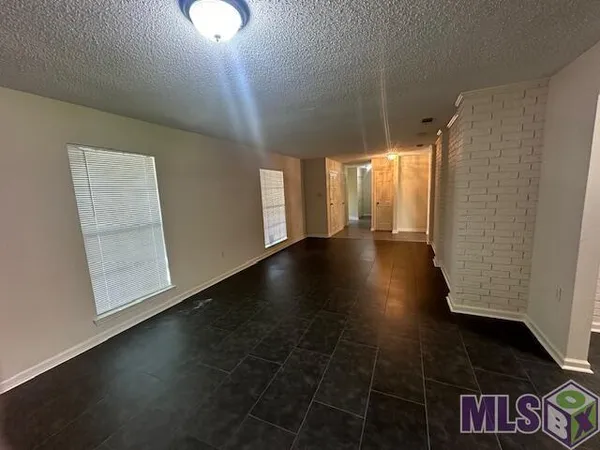 $1,950 | 5017 Parkoaks Drive, Baton Rouge, LA 70816