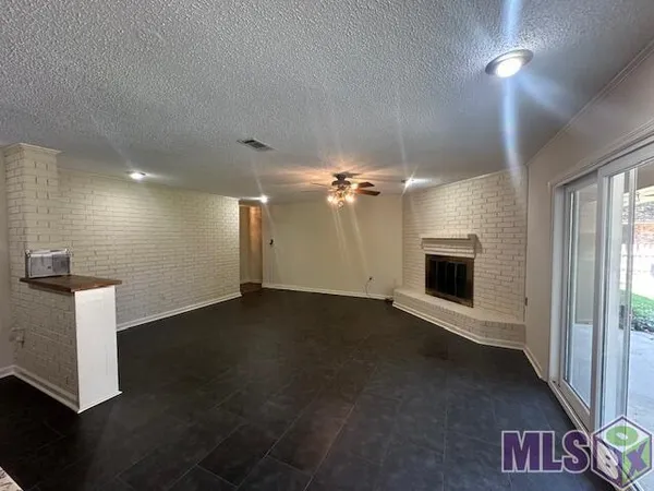 $1,950 | 5017 Parkoaks Drive, Baton Rouge, LA 70816