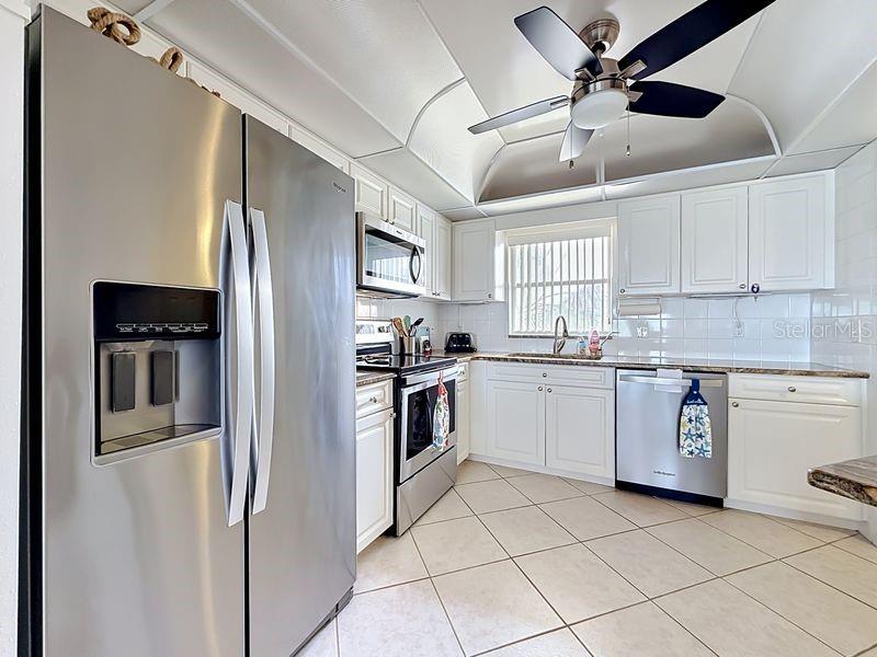 4550 Cove Circle, Unit 302 St. Petersburg, FL 33708 - Photo 9 of 55