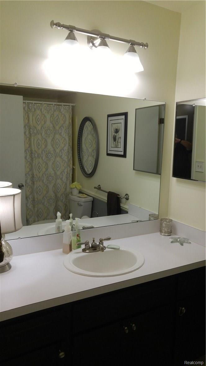 13783 Martin Road Warren, MI 48088 - Photo 14 of 15 MAIN BATH.jpg