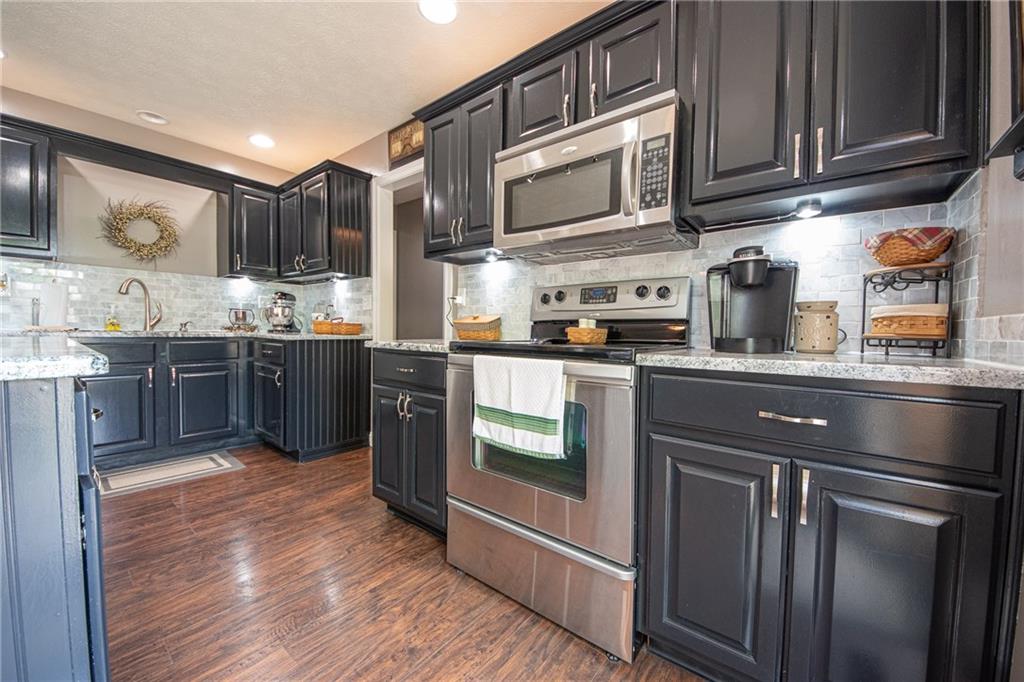 6085 Prairie Stream Way Columbus, IN 47203 - Photo 11 of 41 Gallery Image 11