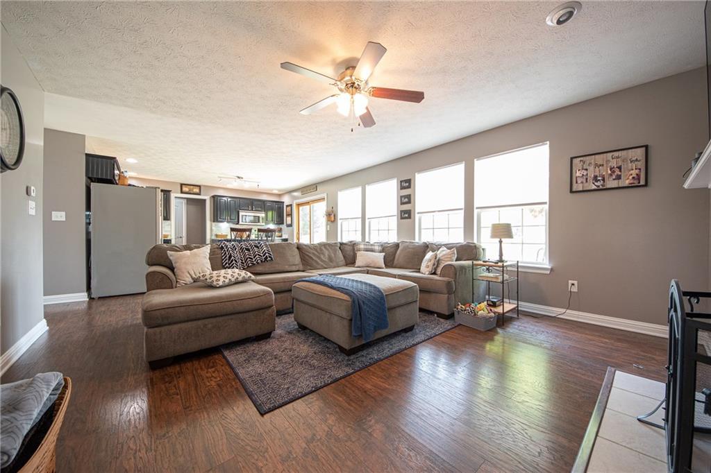 6085 Prairie Stream Way Columbus, IN 47203 - Photo 4 of 41 Gallery Image 4