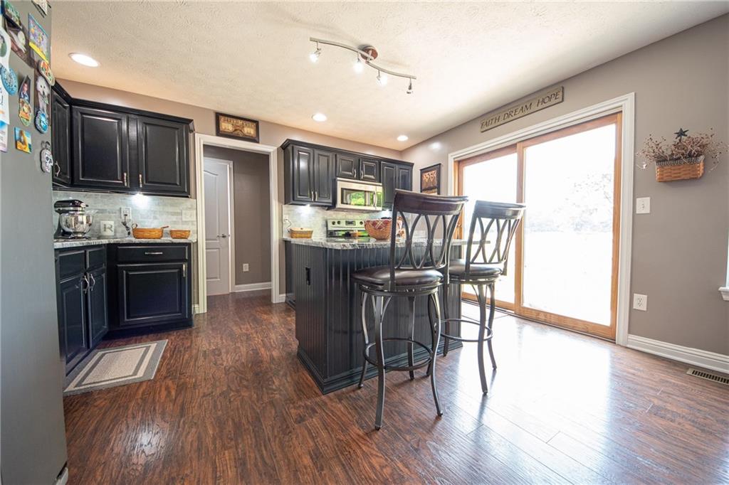 6085 Prairie Stream Way Columbus, IN 47203 - Photo 9 of 41 Gallery Image 9
