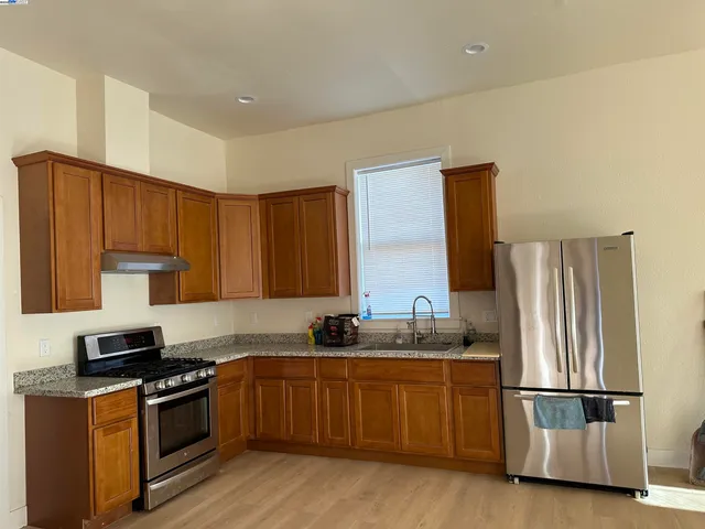 $649,000 | 1130 East 11th Street, Oakland, CA 94606