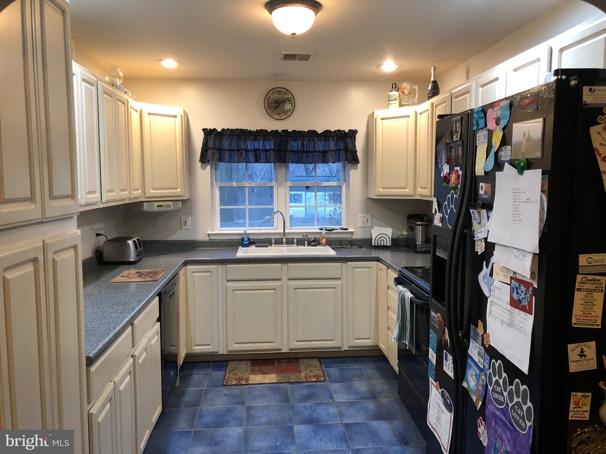 2121 Cullum Drive Reading, PA 19601 - Photo 8 of 15 Kitchen
