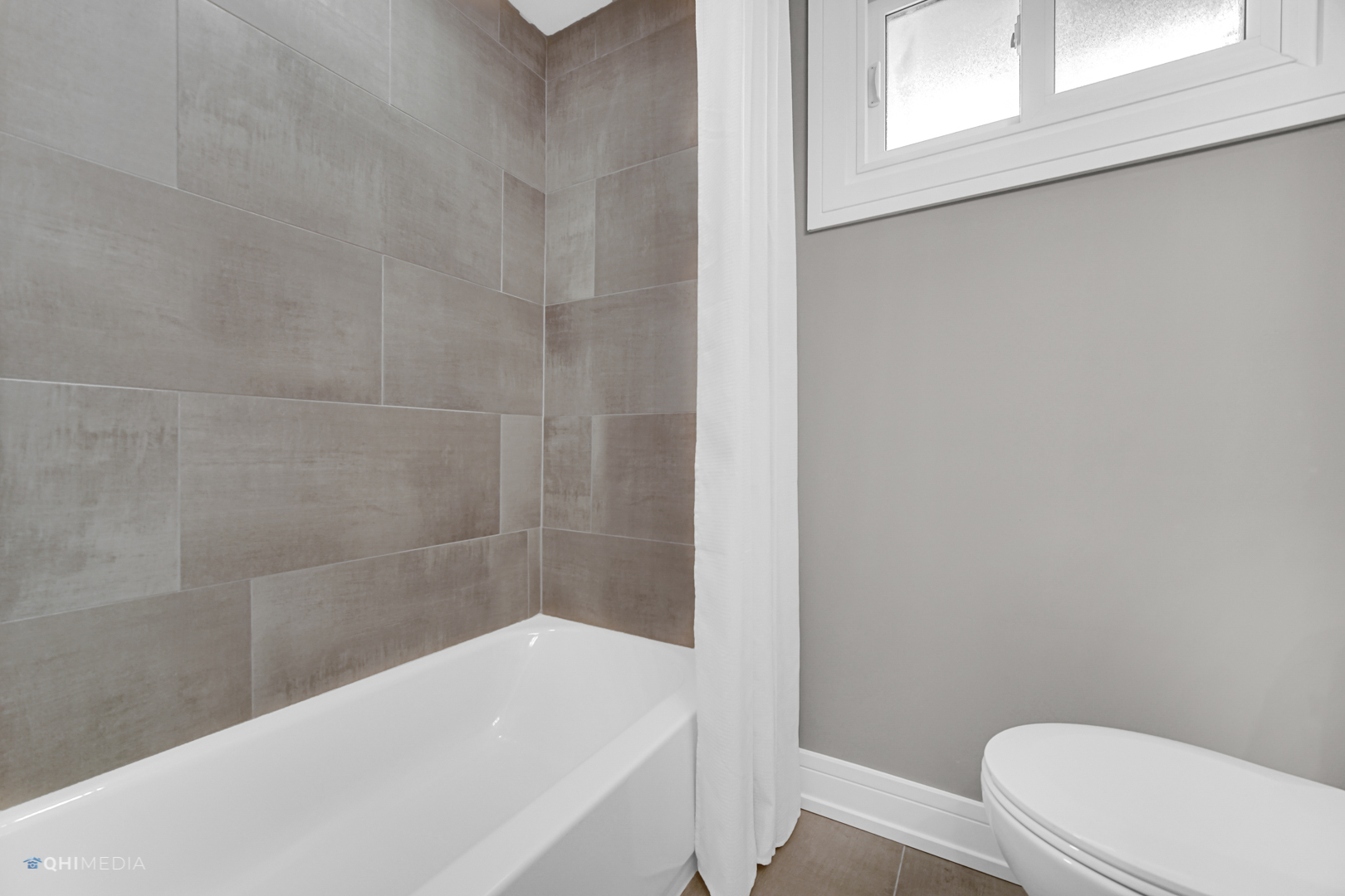 2141 Downey Road Homewood, IL 60430 - Photo 21 of 31 a bathroom with a bathtub and window