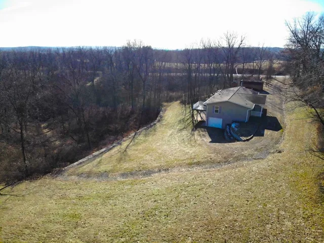 a view of a backyard