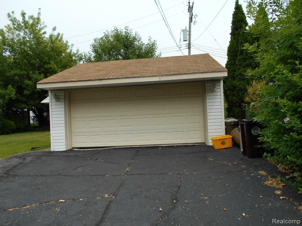 15749 Selwyn Road Southgate, MI 48195 - Photo 4 of 20 view 2 garage.jpg