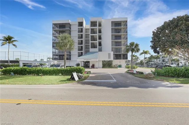 $850,000 | 10420 Gulf Shore Drive, Unit 162, Naples, FL 34108
