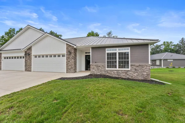 $399,900 | 235 Auseon Court, Hillsdale, MI 49242