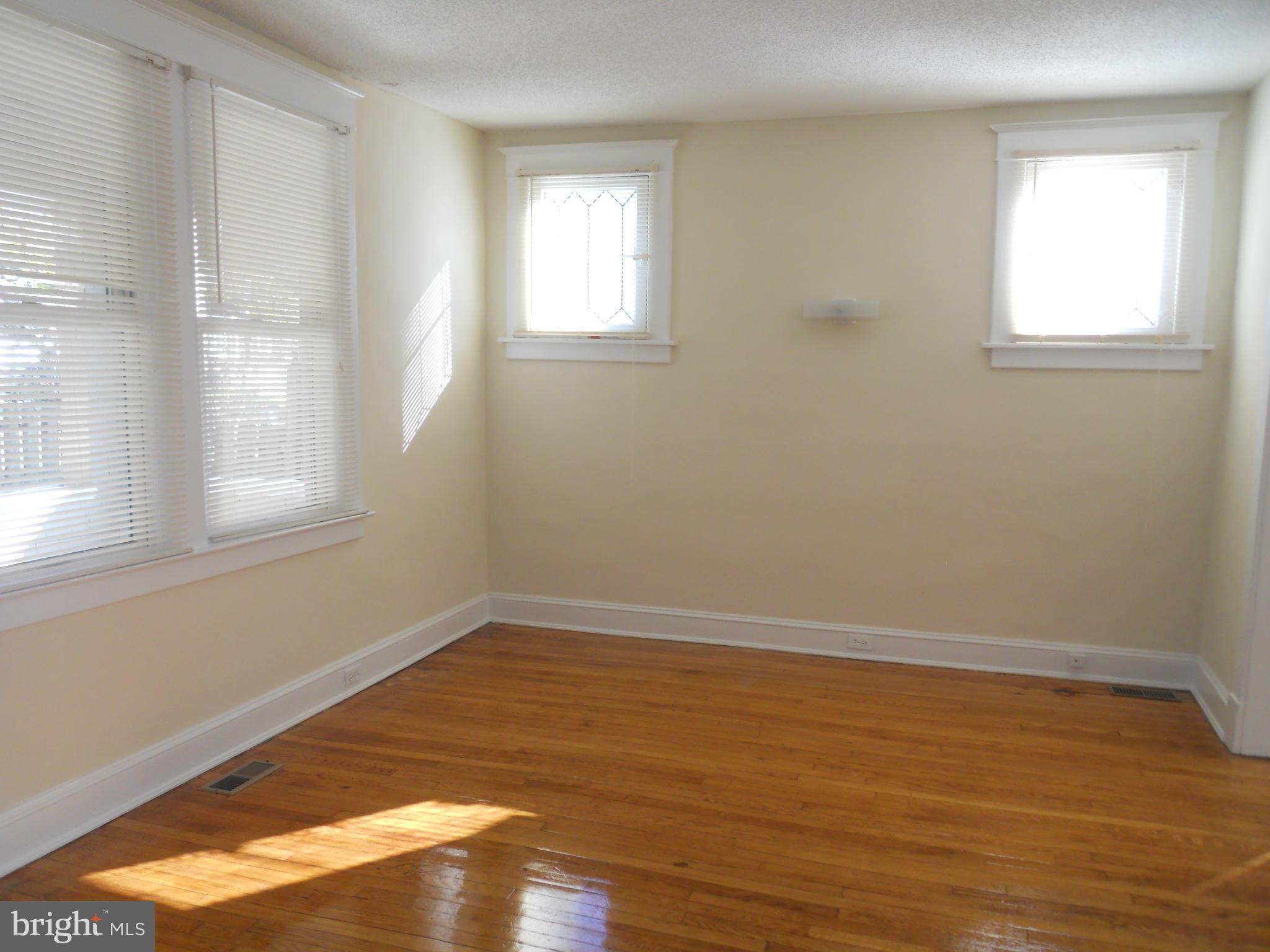 6302 Mayflower Road Baltimore, MD 21212 - Photo 4 of 22 Living Room facing Side of House