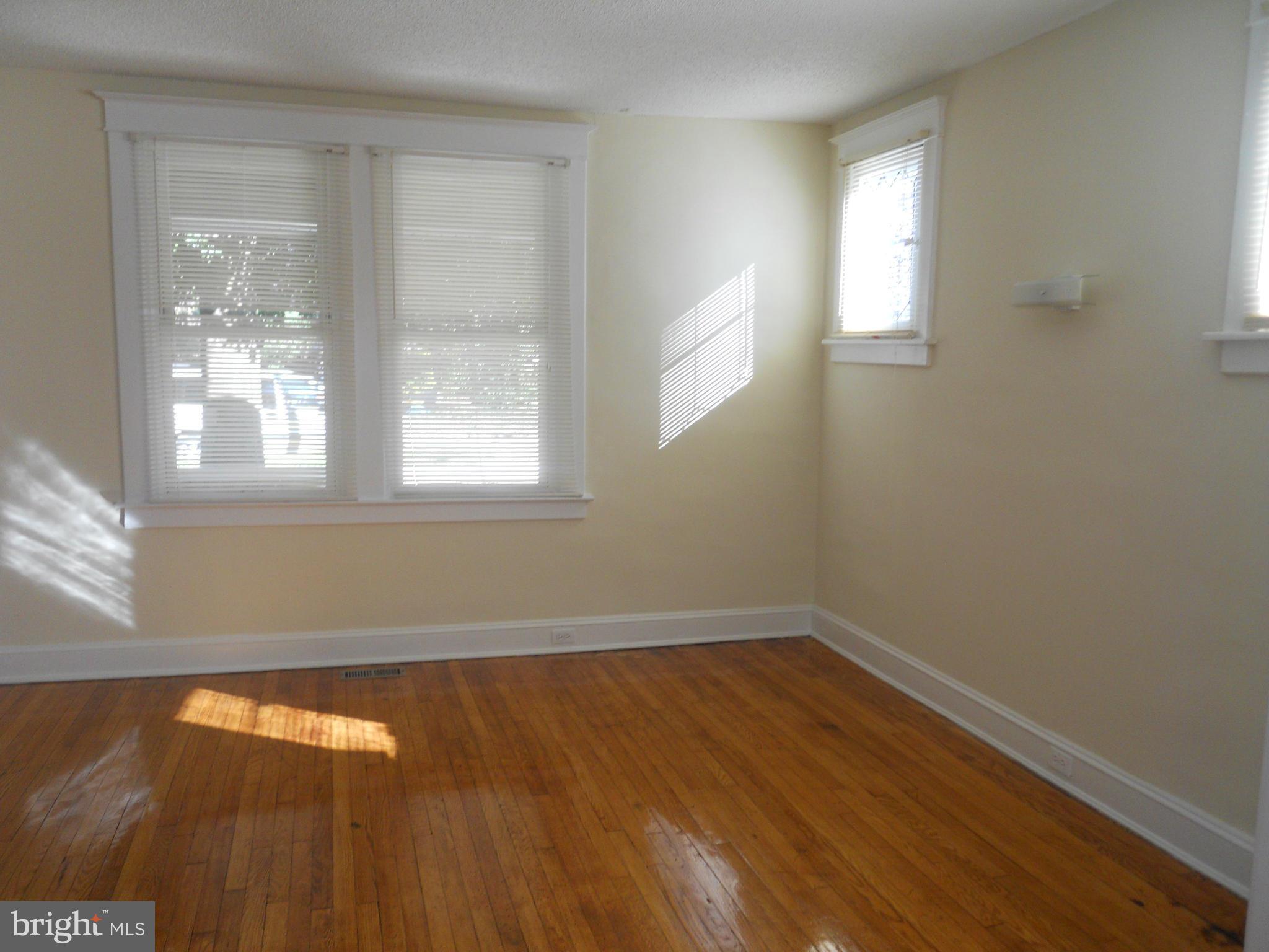 6302 Mayflower Road Baltimore, MD 21212 - Photo 5 of 22 Living Room facing Front of house