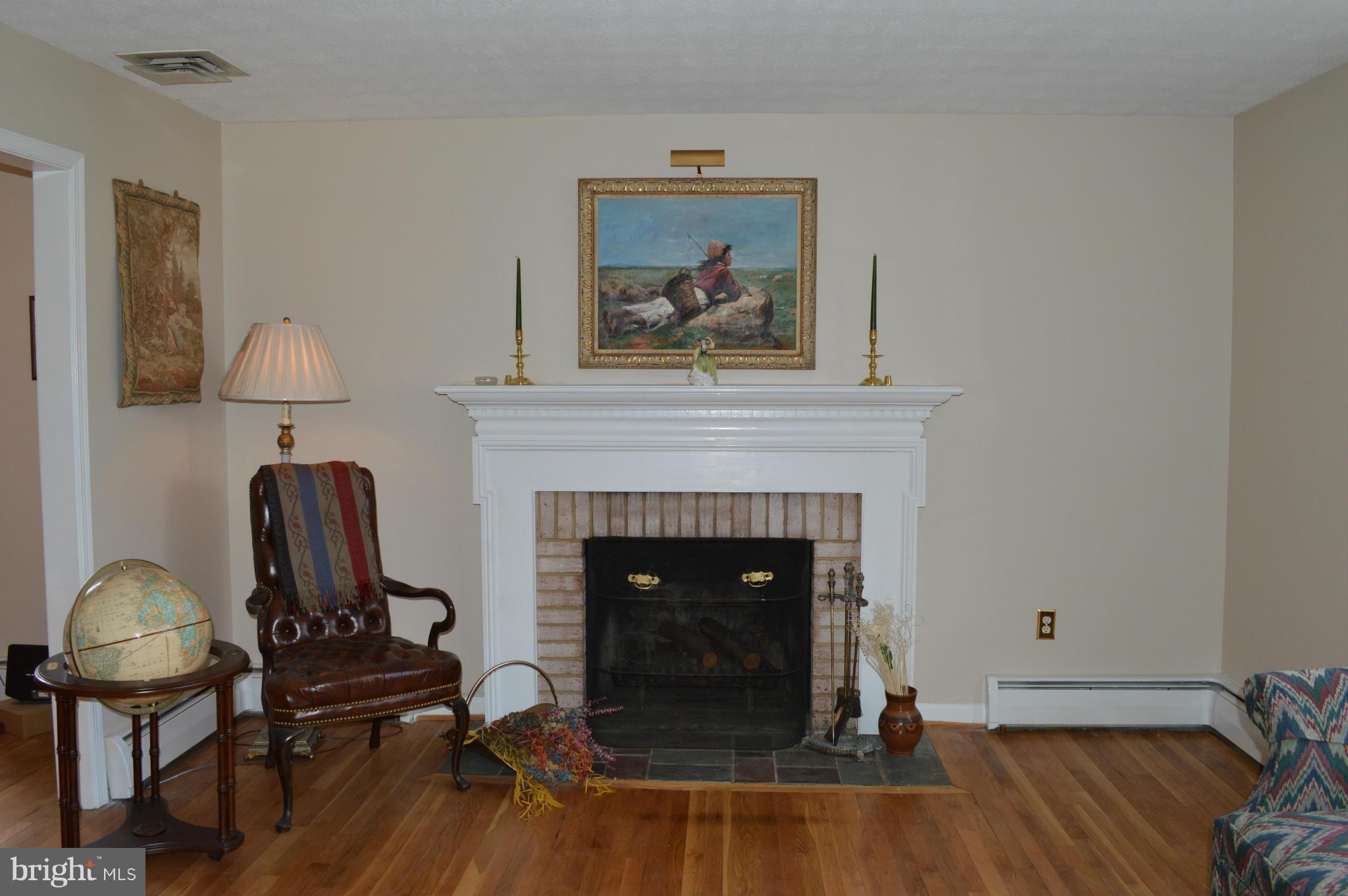 18421 Kingshill Road Germantown, MD 20874 - Photo 4 of 30 Living Room