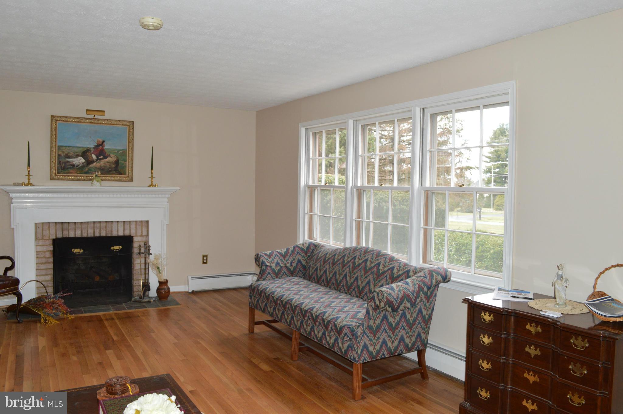18421 Kingshill Road Germantown, MD 20874 - Photo 5 of 30 Living Room