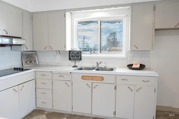 $334,999 | 385-383 Bass Street, Ontario, OR 97914