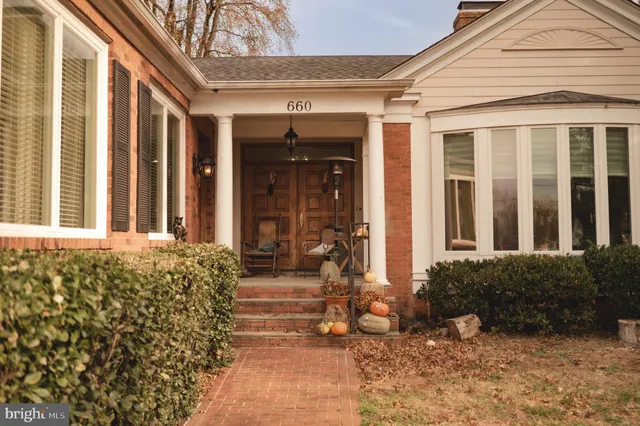 a view of a house with backyard and porch