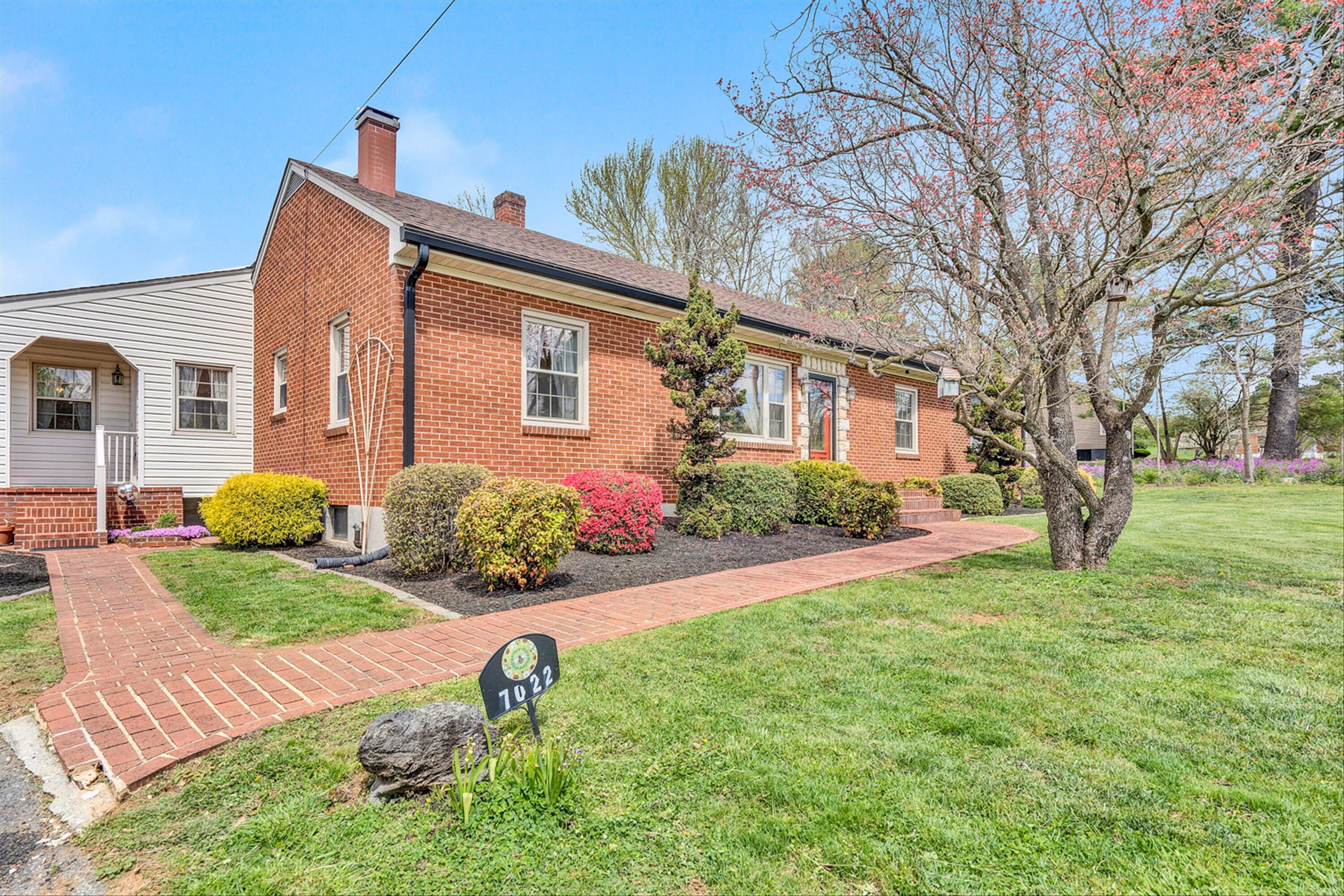7022 Goff Road Roanoke, VA 24019 - Photo 2 of 39 02-DSC2936