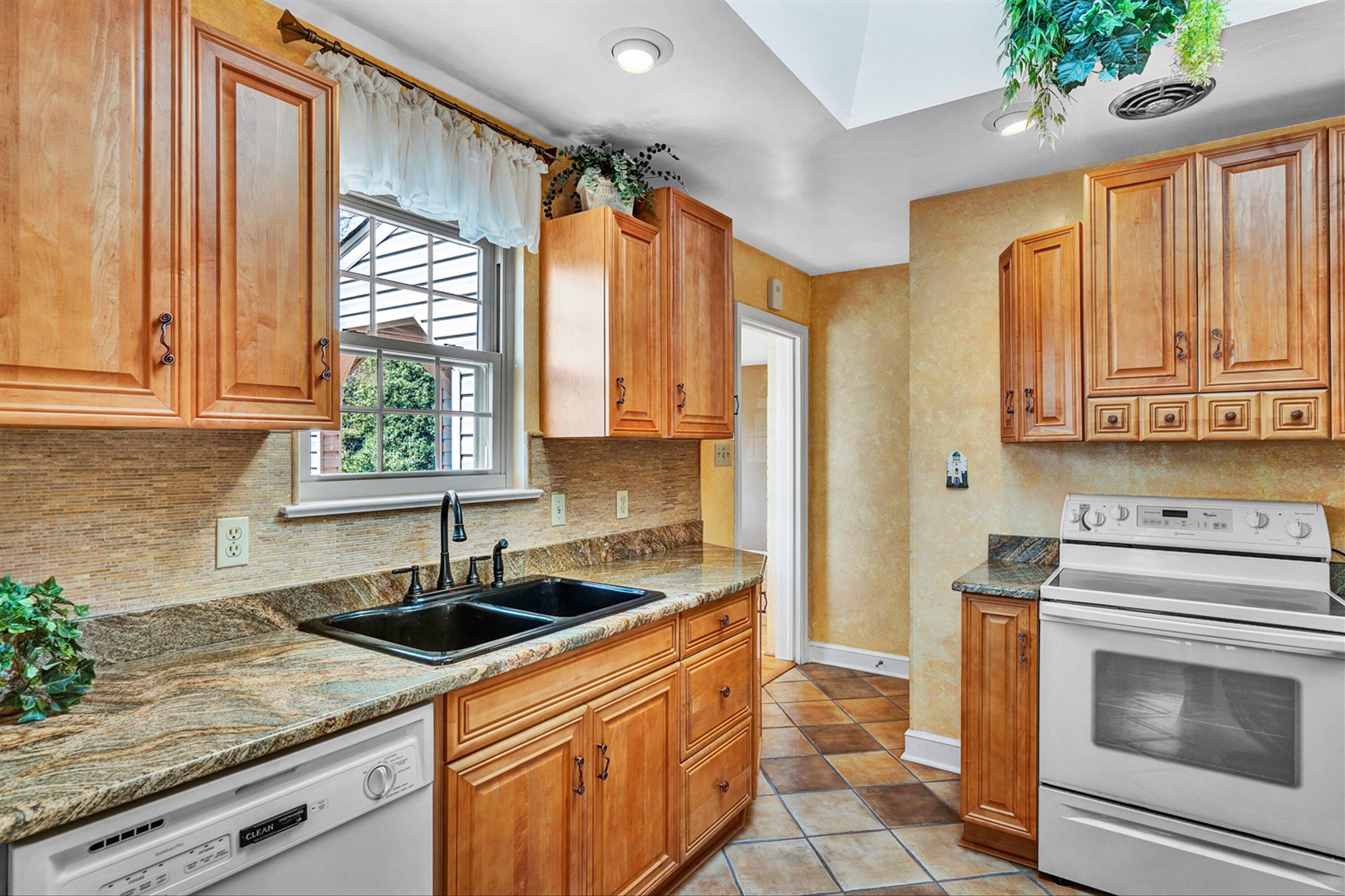 7022 Goff Road Roanoke, VA 24019 - Photo 6 of 39 06-DSC2918