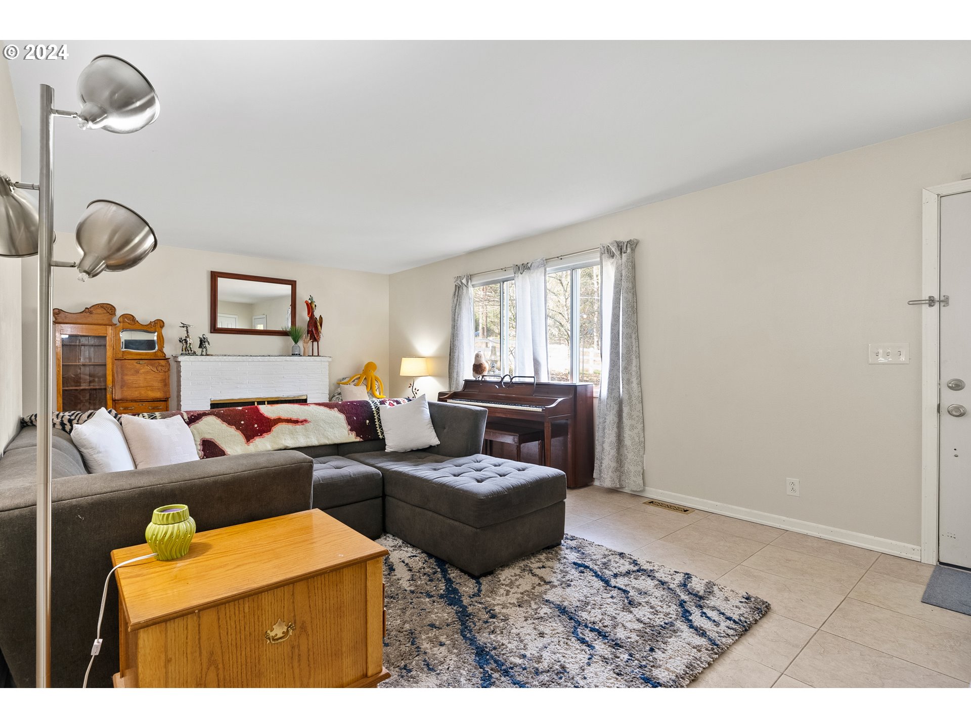 17086 South Gronlund Road Oregon City, OR 97045 - Photo 5 of 34 a living room with furniture and a window