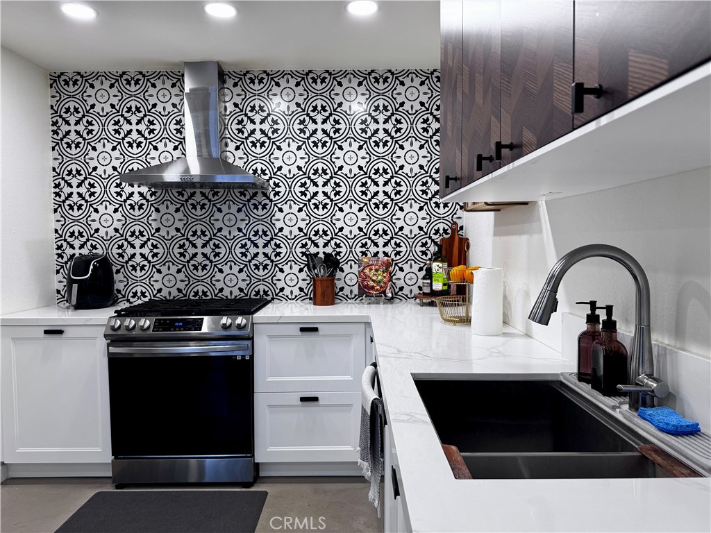 1074 Cabrillo Park Drive, Unit D Santa Ana, CA 92701 - Photo 3 of 21