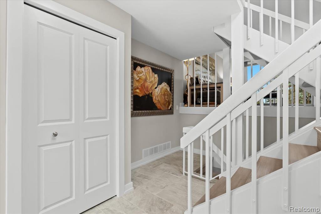 996 Golfview Court Rochester Hills, MI 48307 - Photo 5 of 46