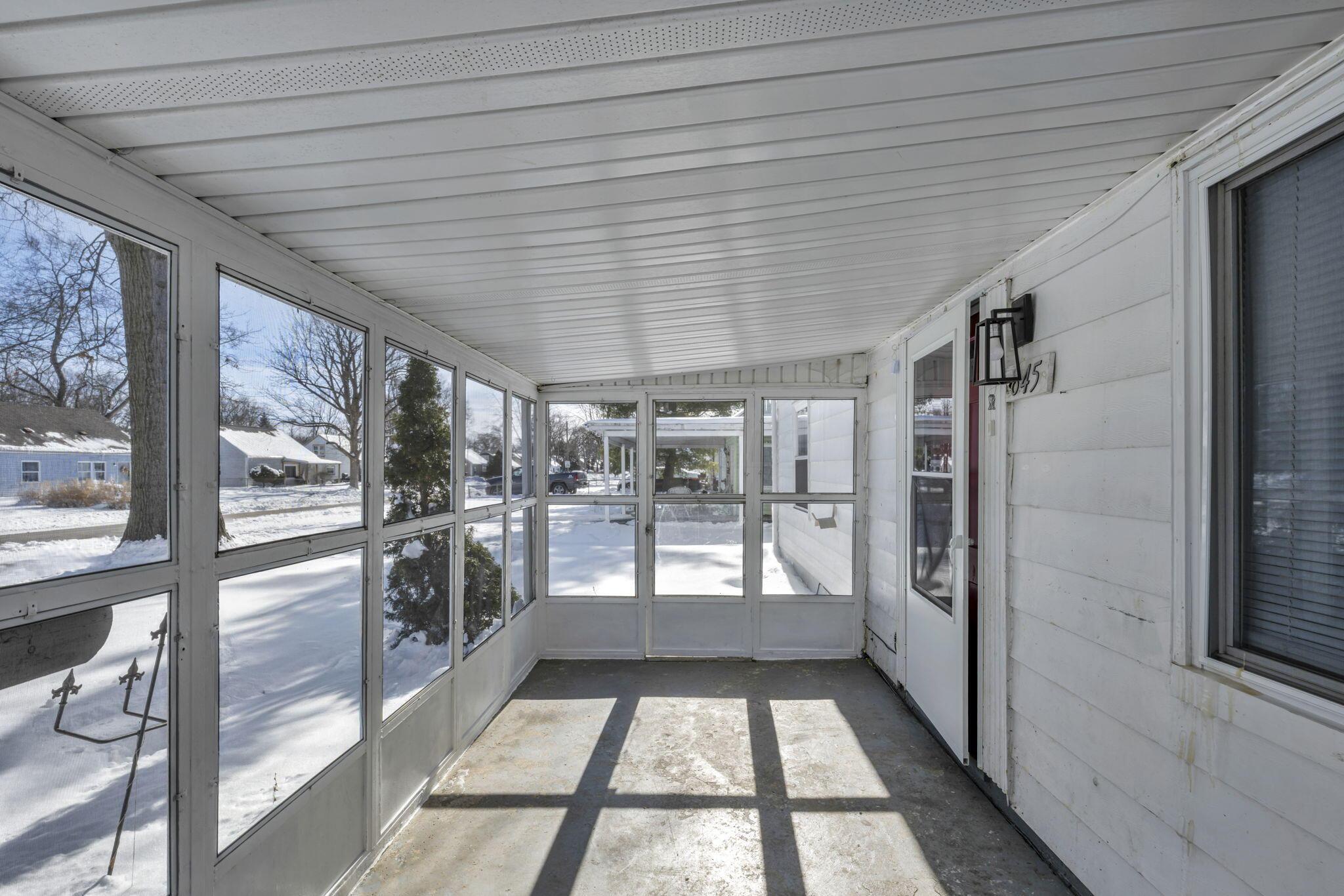 845 Exeter Road Columbus, OH 43213 - Photo 5 of 46 Front Sun Room