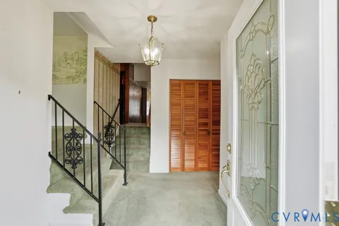 a view of entryway with livingroom