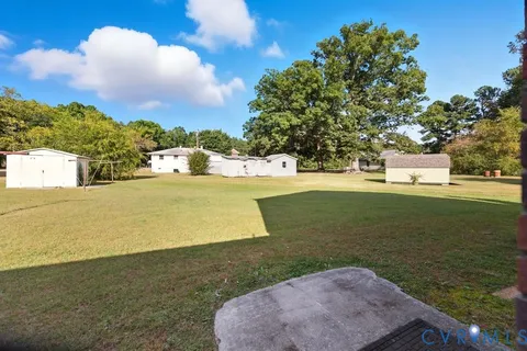 a view of a house with backyard