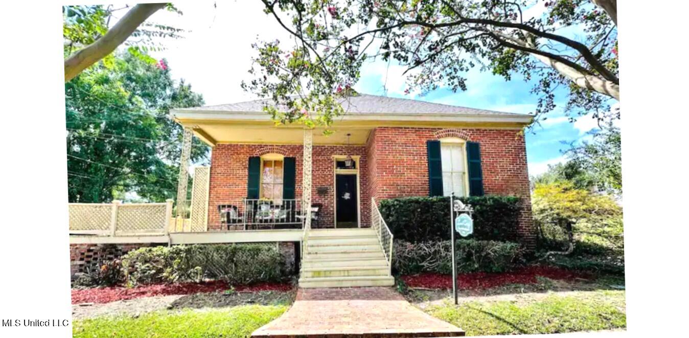 910 Washington Street Natchez, MS 39120 - Photo 1 of 12 download.png 910 Washington 1