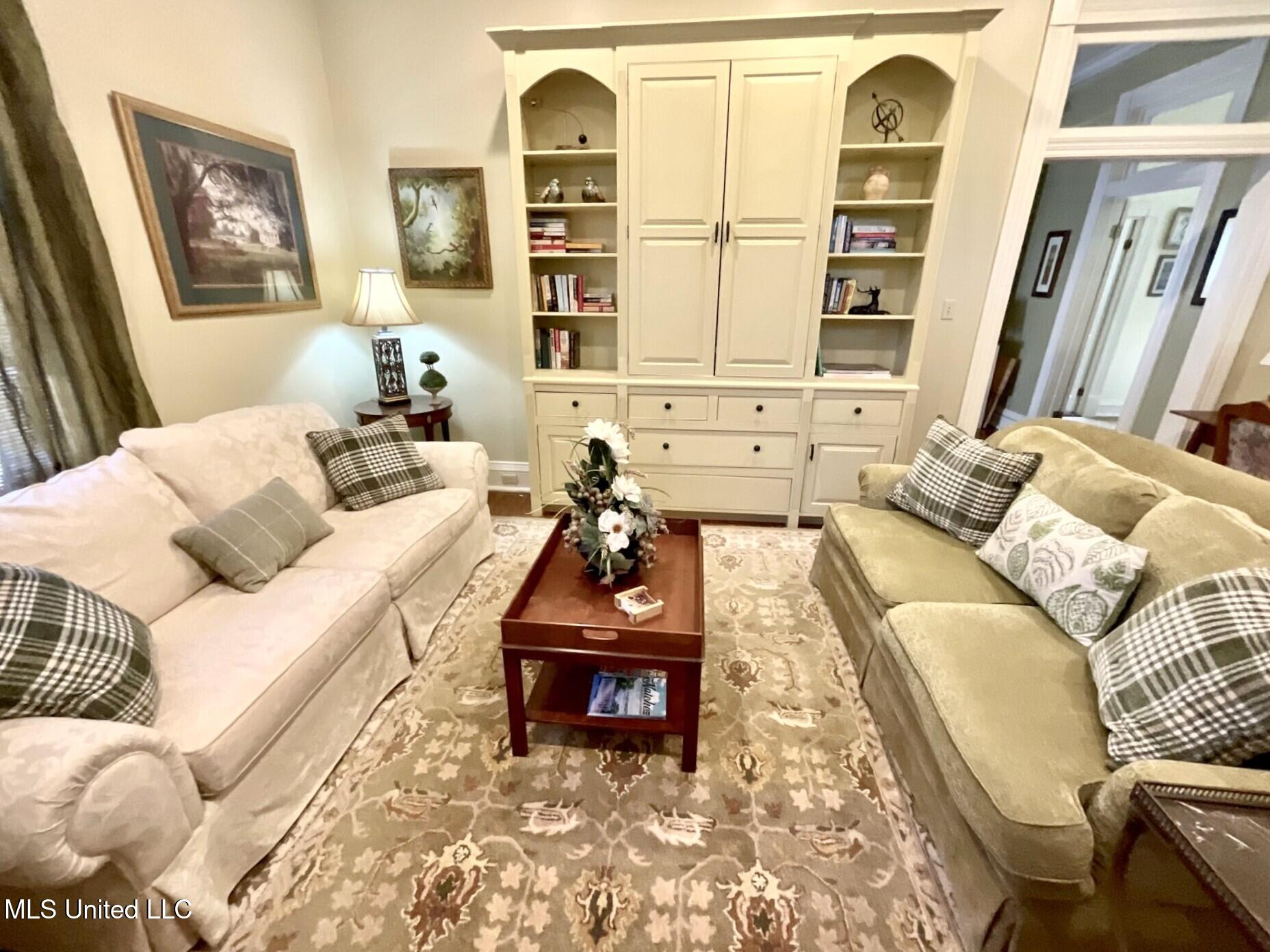 910 Washington Street Natchez, MS 39120 - Photo 4 of 12 thumbnail_IMG_1003.jpg 910 d