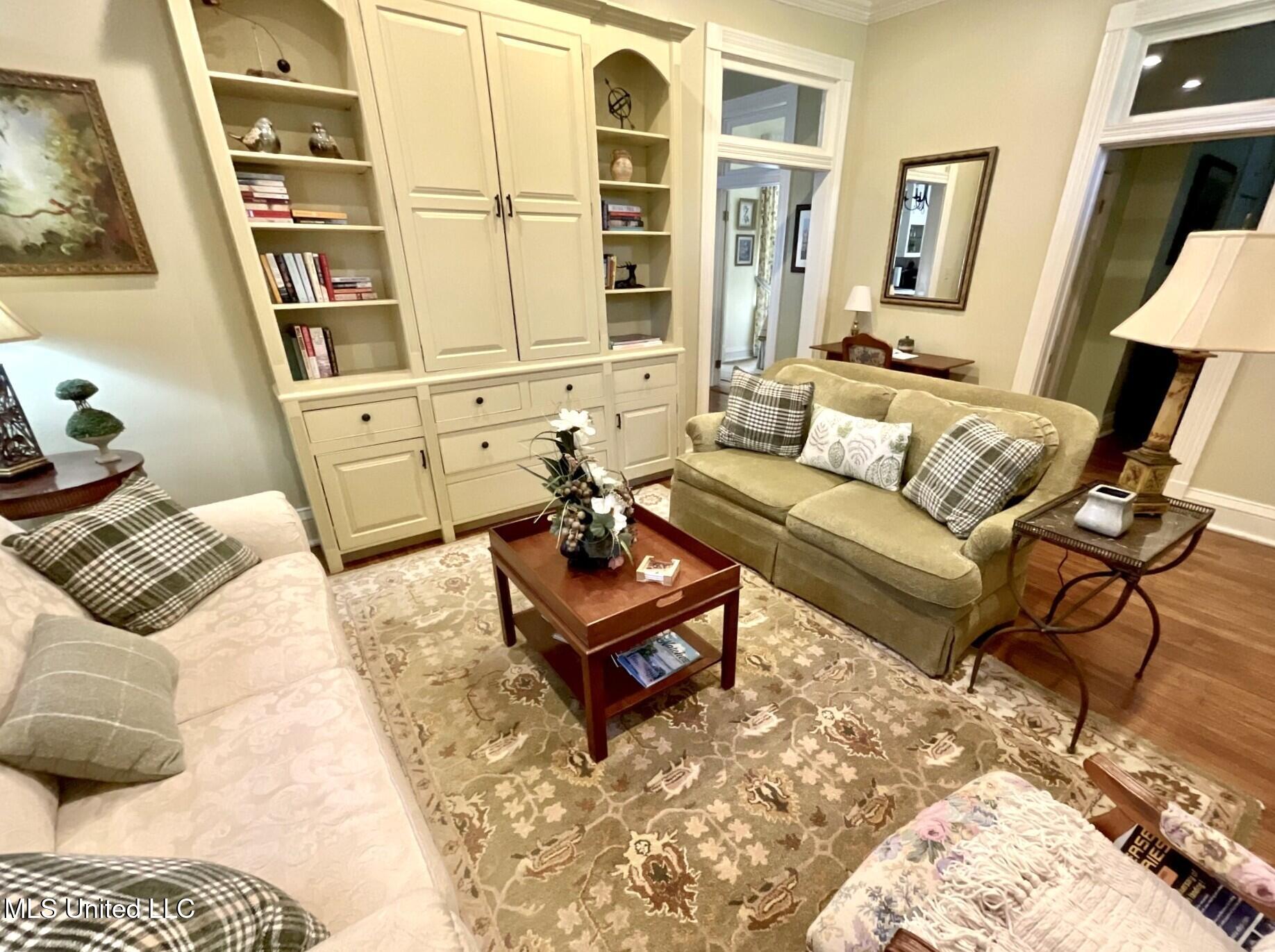 910 Washington Street Natchez, MS 39120 - Photo 5 of 12 thumbnail_IMG_1004.jpg 910 e