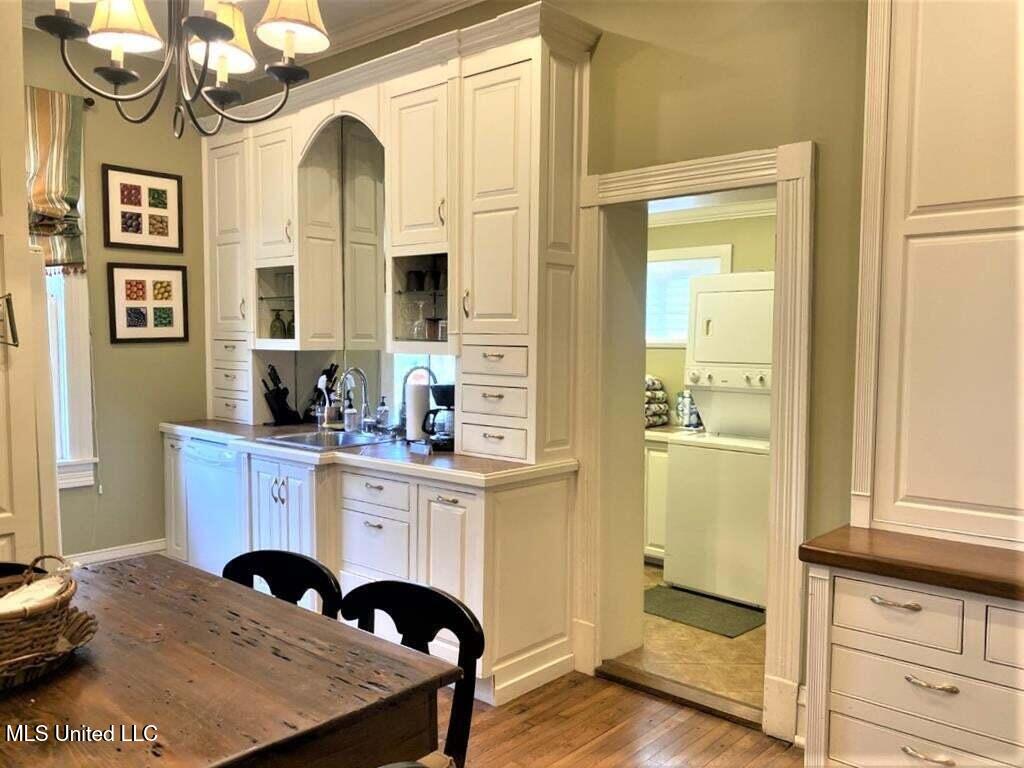 910 Washington Street Natchez, MS 39120 - Photo 7 of 12 20250723145723791077000000-o.jpg 910 new