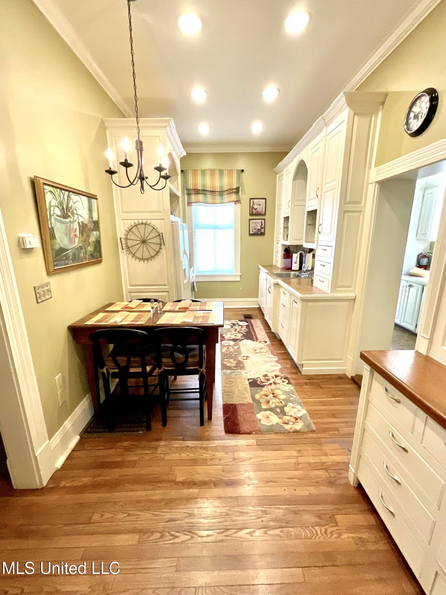 910 Washington Street Natchez, MS 39120 - Photo 9 of 12 thumbnail_IMG_1009.jpg 910 i