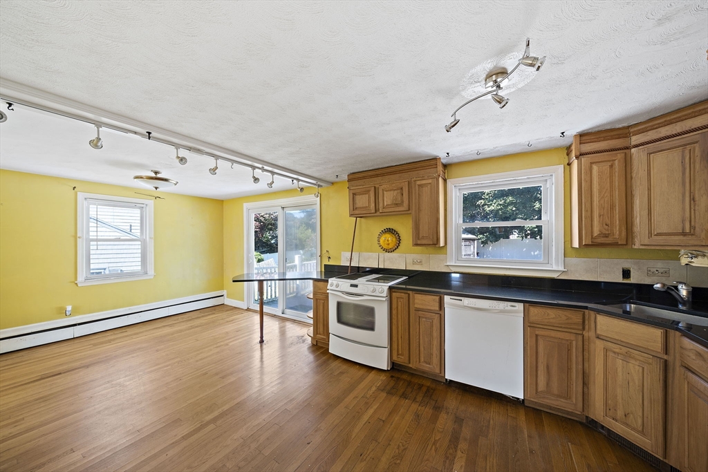 286 Broad Street Weymouth, MA 02188 - Photo 4 of 33