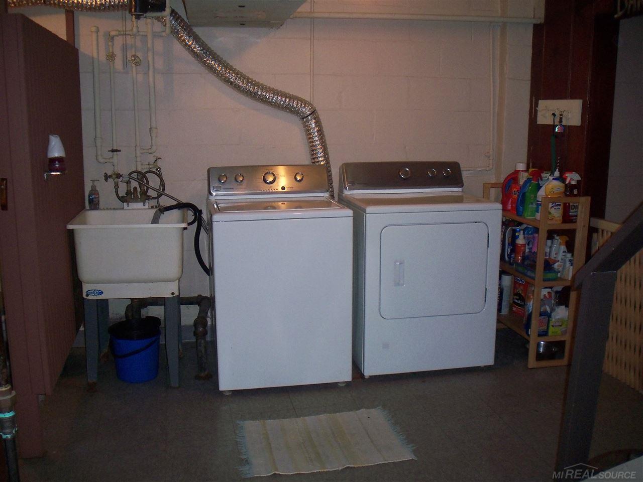 8128 Stephens Road Warren, MI 48089 - Photo 25 of 28 31293322-24.JPG
