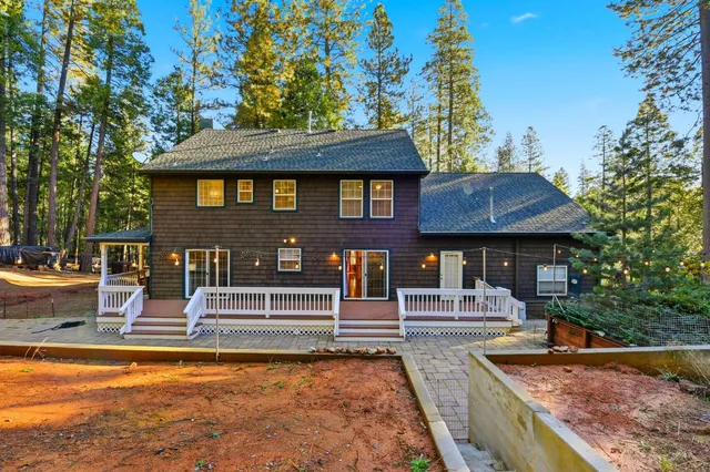 a view of a house with backyard