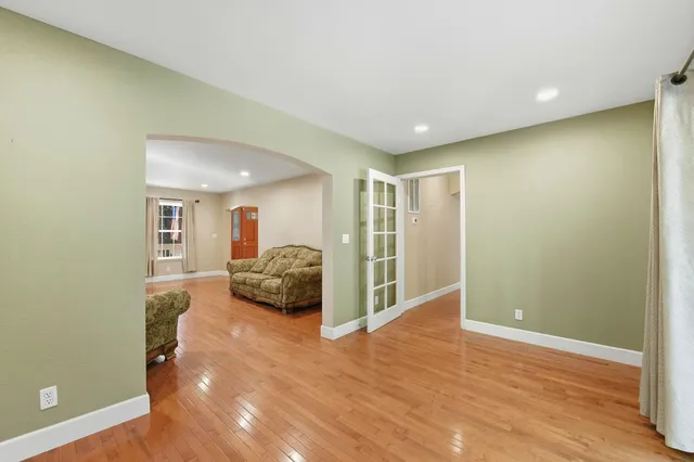 a view of livingroom with furniture
