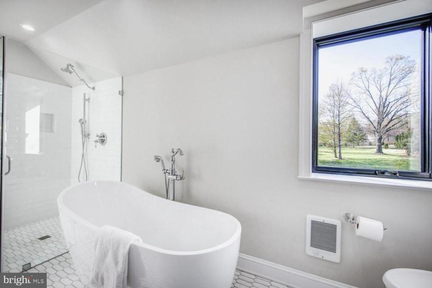 401 East Mill Road Flourtown, PA 19031 - Photo 24 of 33 6' soaking tub