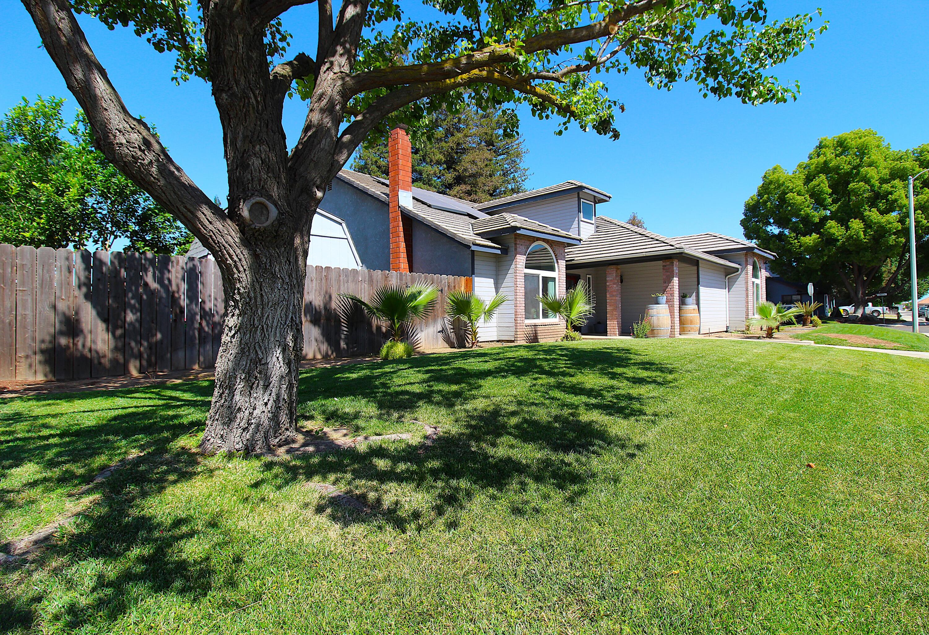 210 Hampton Court Exeter, CA 93221 - Photo 1 of 37 IMG_9574