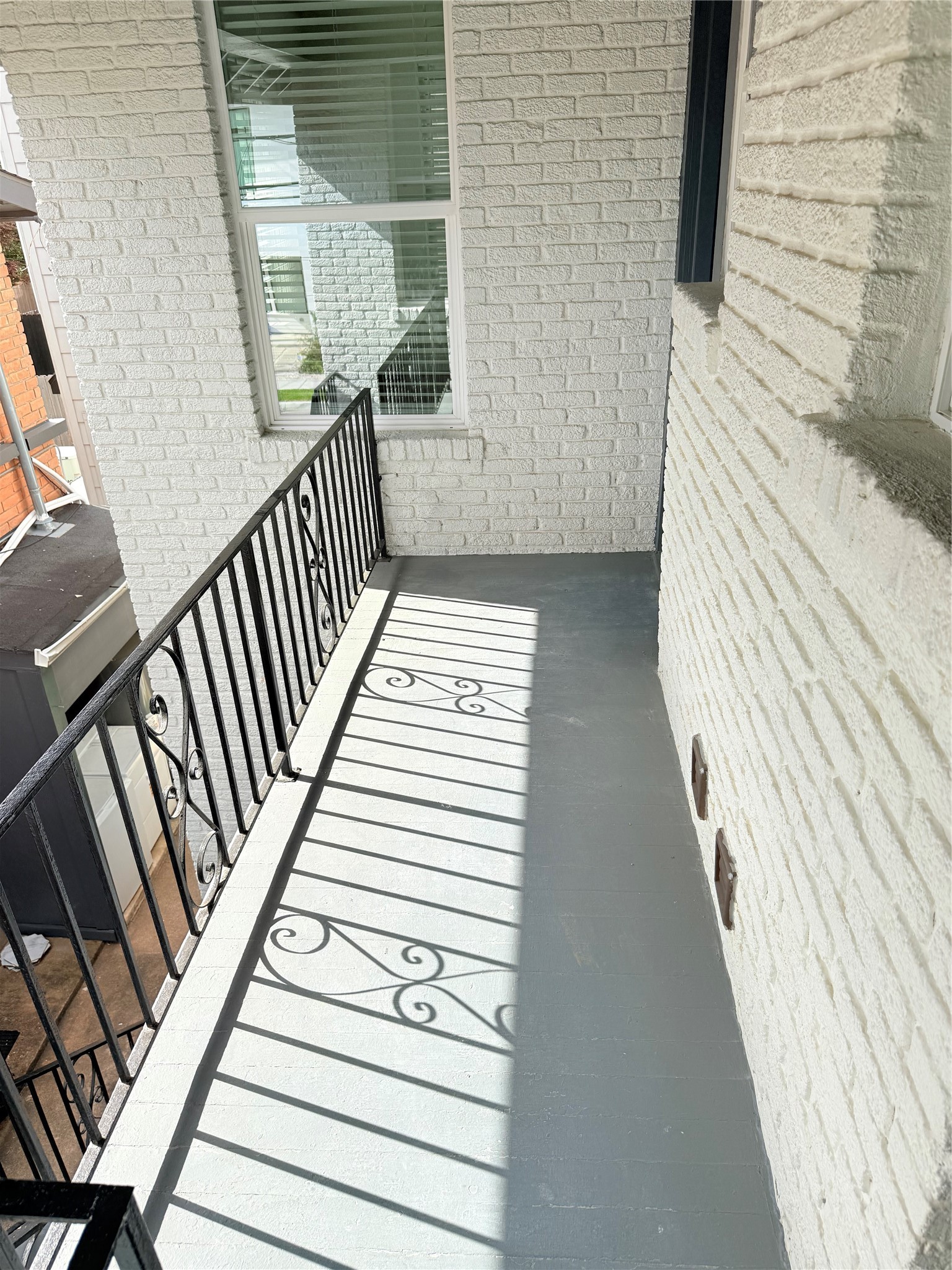 2001 Brun Street, Unit 1 Houston, TX 77019 - Photo 13 of 15 a view of balcony with wooden floor