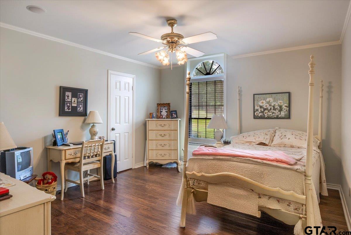 15246 7 League Road Tyler, TX 75703 - Photo 13 of 43 a bedroom that has a bed and a table in it