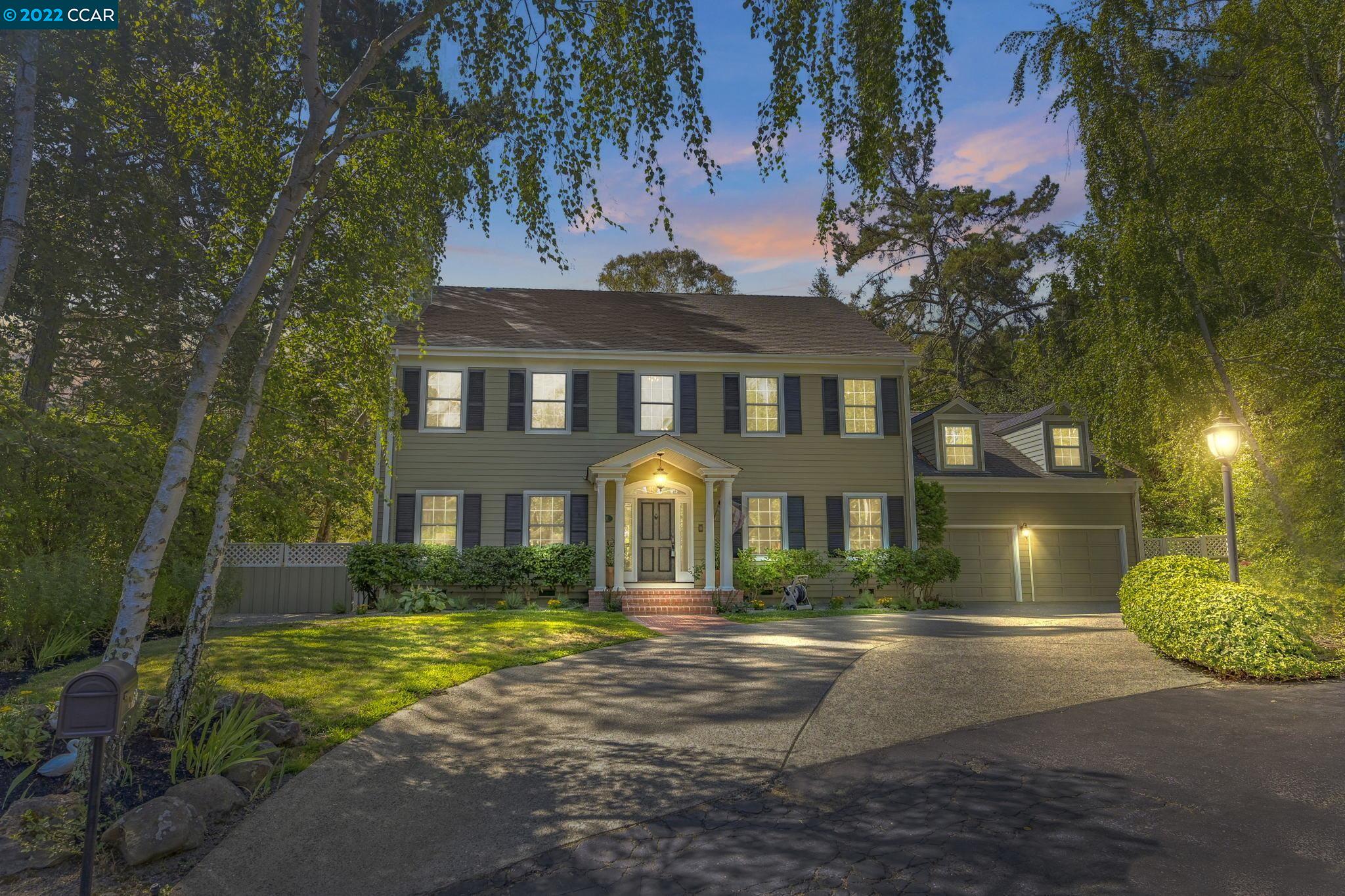 Traditional-style 3800sqft home in the Glorietta neighborhood, with 5 bedrooms & 4 baths, sprawls on