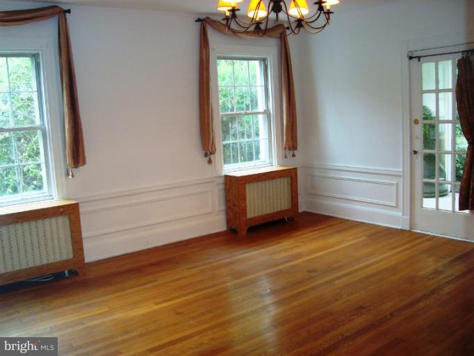 105 Midhurst Road Baltimore, MD 21212 - Photo 9 of 24 Interior (General)#8 living room or dining room